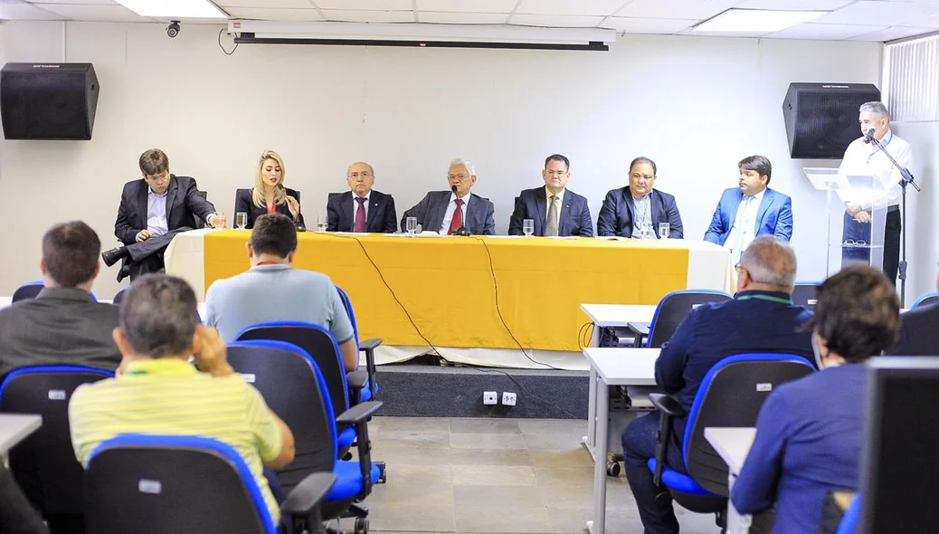 Autoridades presentes na solenidade de entrega de computadores a Secretaria de Segurança Pública