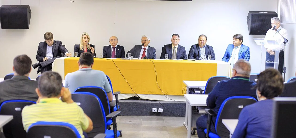 Autoridades presentes na solenidade de entrega de computadores a Secretaria de Segurança Pública