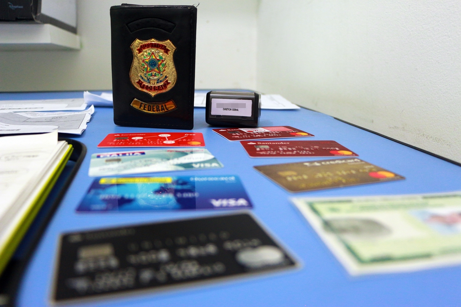 Identificação da Polícia Federal e carimbo foram apreendidas pela polícia