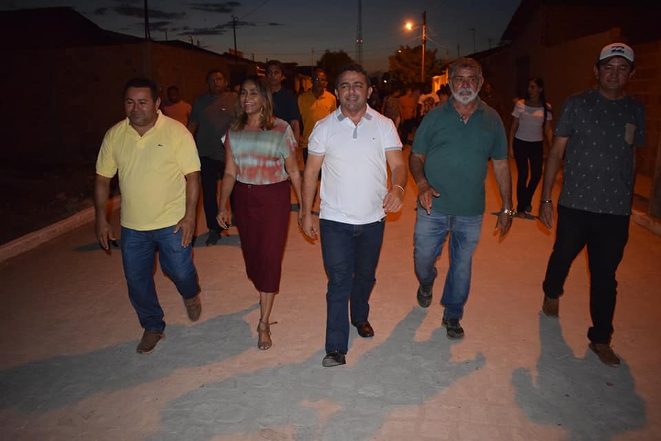 Prefeito Ribinha entrega calçamento em Campo Maior