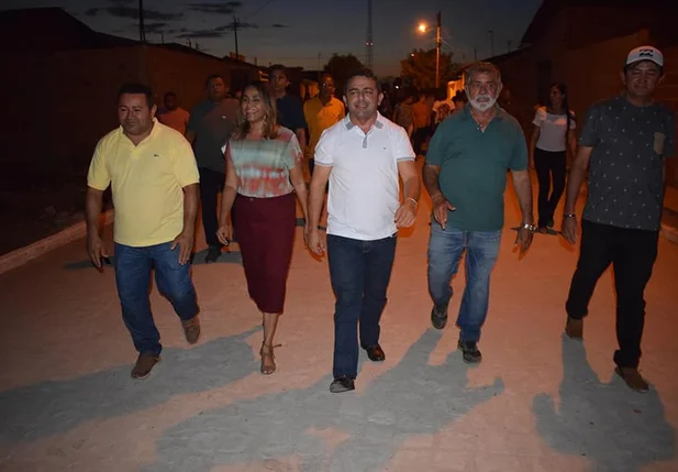 Prefeito Ribinha entrega calçamento em Campo Maior