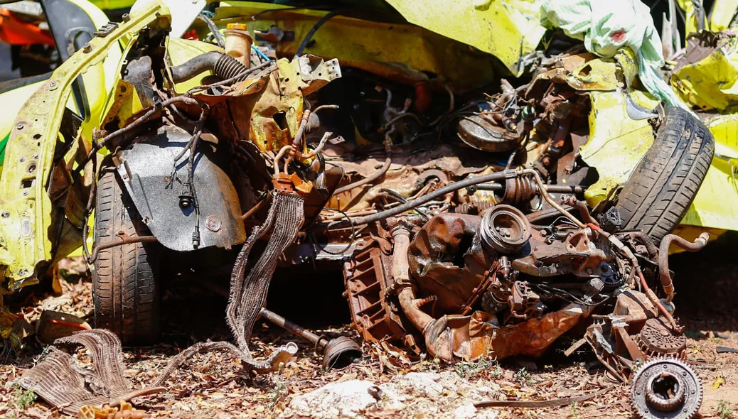 Carro ficou destruído após colisão