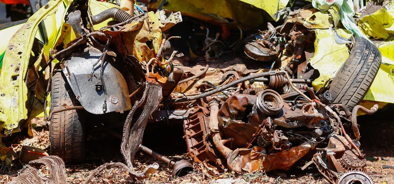 Carro ficou destruído após colisão