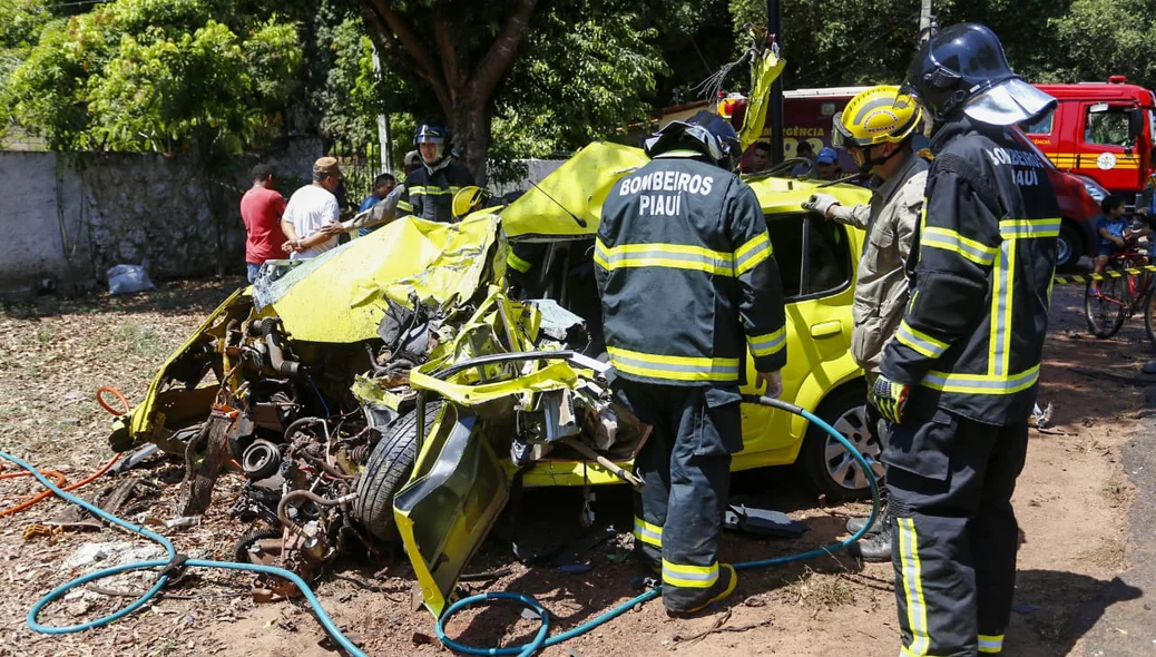 Corpo de Bombeiros esteve no local para retirar corpo das ferragens