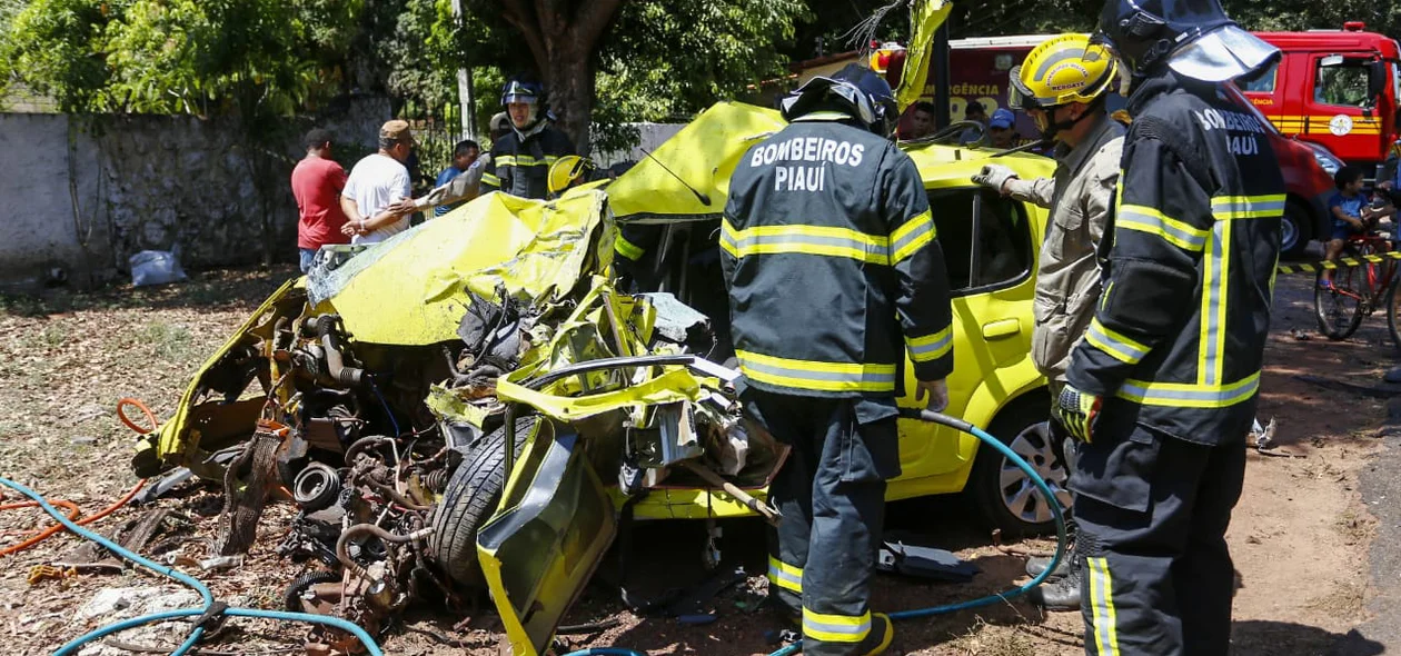 Corpo de Bombeiros esteve no local para retirar corpo das ferragens