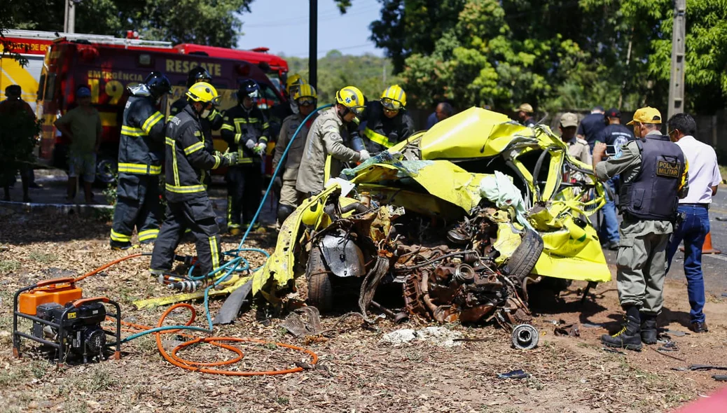 Corpo de Bombeiros esteve no local para retirar corpo das ferragens