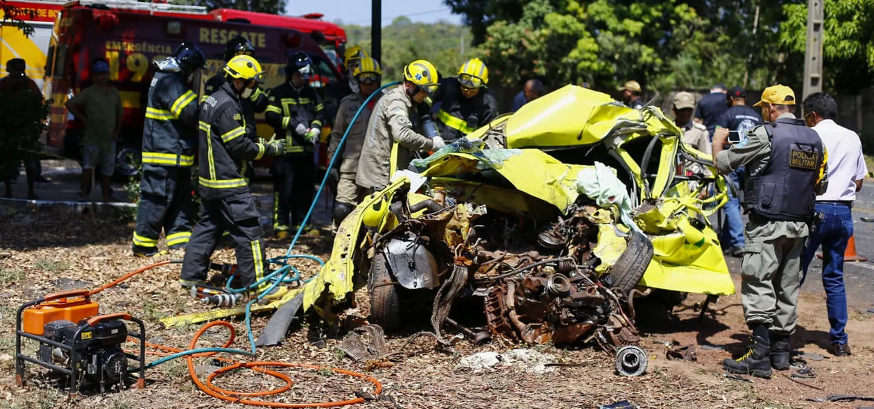 Corpo de Bombeiros esteve no local para retirar corpo das ferragens