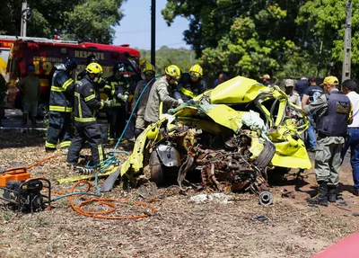 Corpo de Bombeiros esteve no local para retirar corpo das ferragens