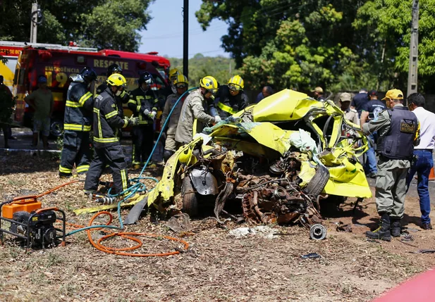 Corpo de Bombeiros esteve no local para retirar corpo das ferragens