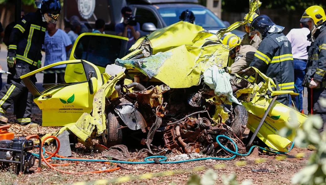 Fiat Uno ficou destruído