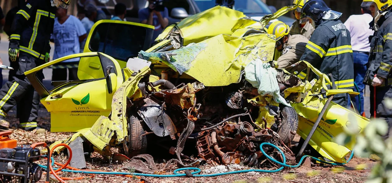 Fiat Uno ficou destruído