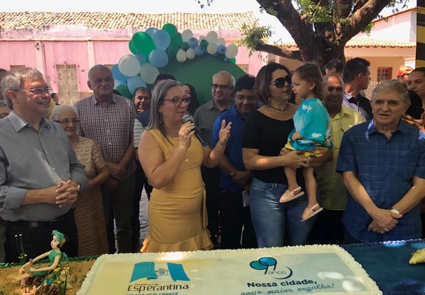 Prefeita Vilma Amorim participa do corte do bolo