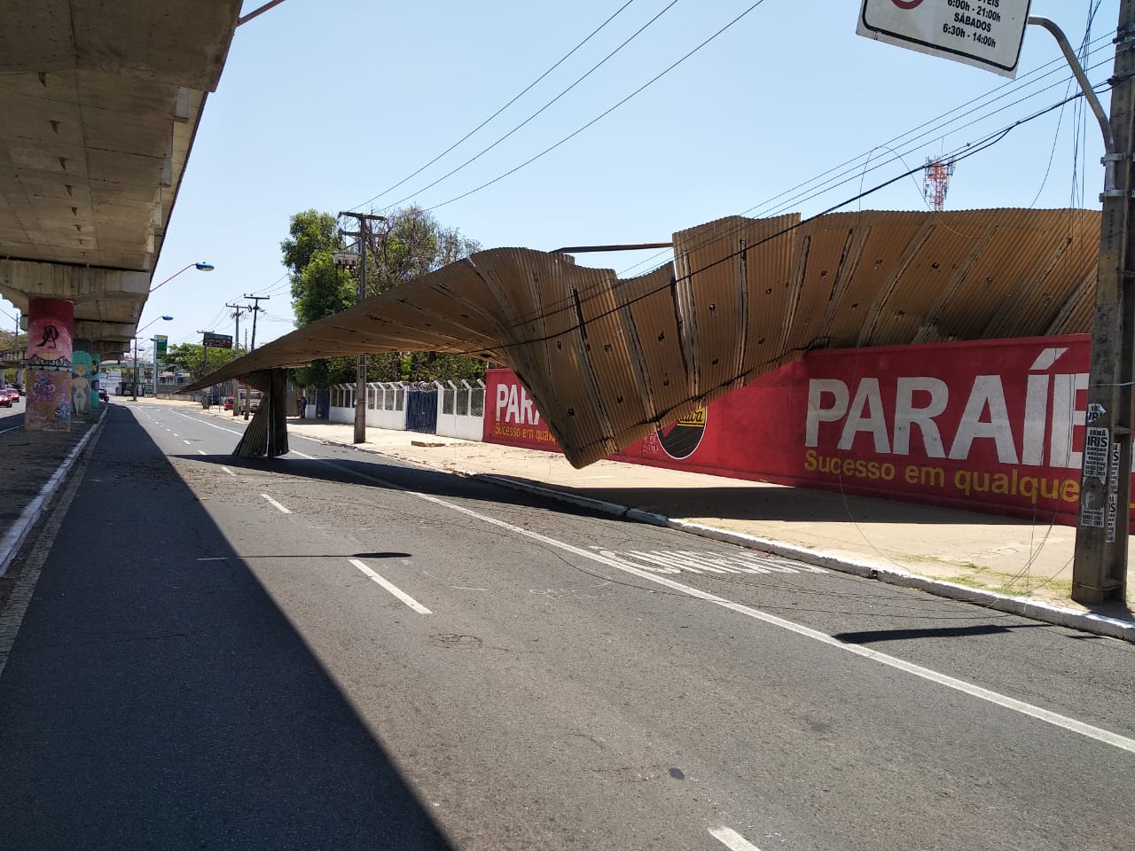 Teto de galpão desaba em frente ao Lojão Paraíba no centro de Teresina.