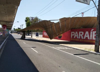 Teto de galpão desaba em frente ao Lojão Paraíba no centro de Teresina.