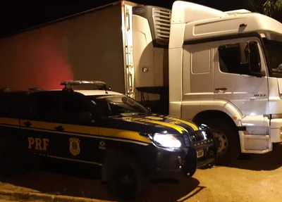 PRF aprende veículo de carga e prende condutor na BR 343