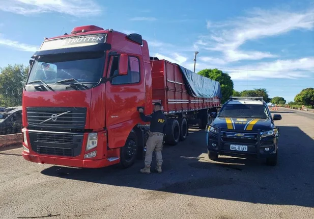 Veículo de carga com excesso de peso é flagradoo pela PRF