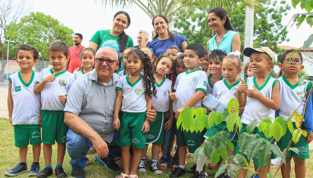 Crianças participam de plantio de árvore em Teresina