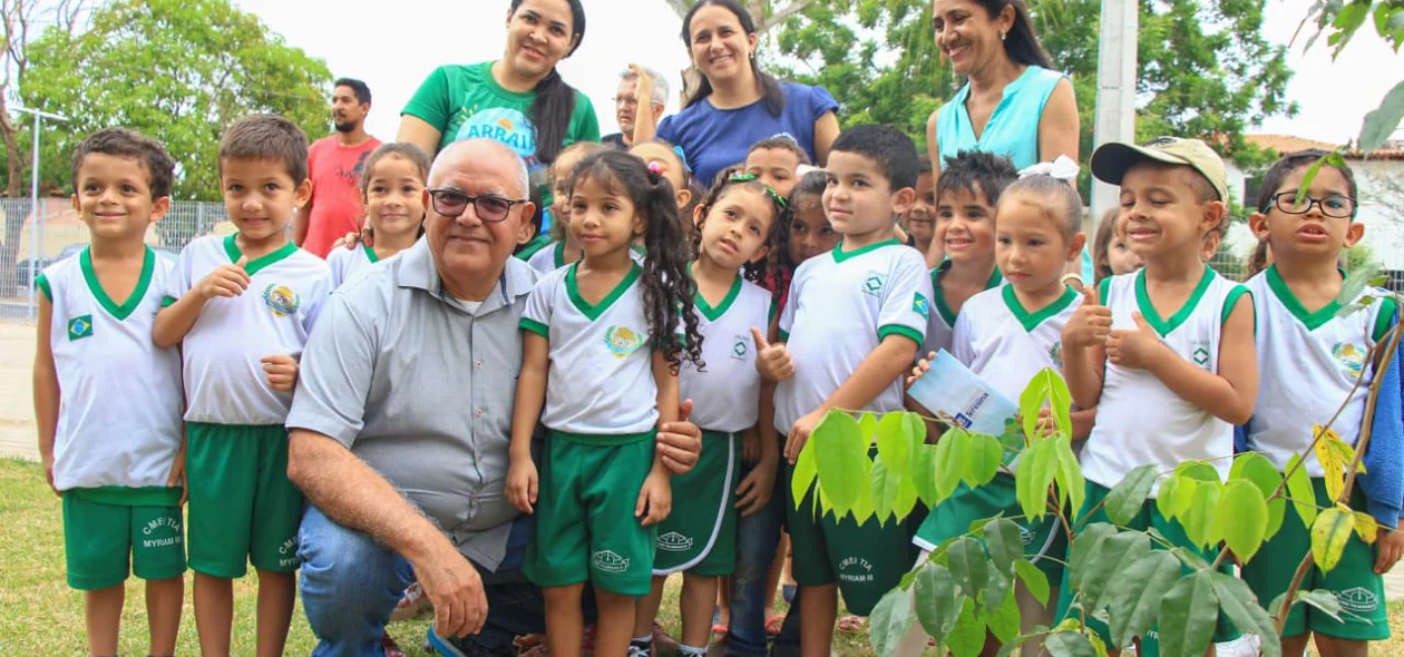 Crianças participam de plantio de árvore em Teresina