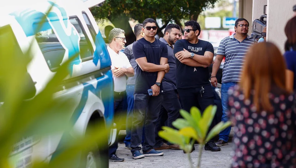 Familiares e amigos acompanham velório de Vanessa Carvalho na Pax União