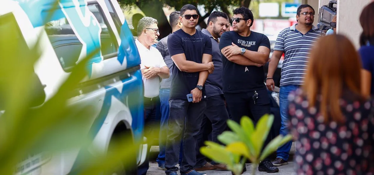 Familiares e amigos acompanham velório de Vanessa Carvalho na Pax União