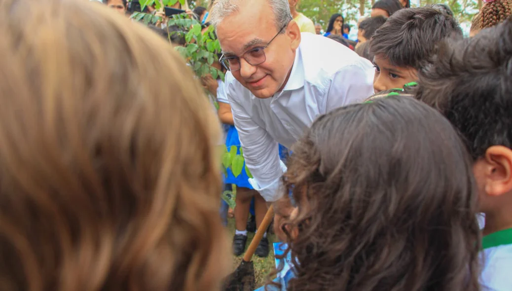 Firmino Filho planta árvore em Teresina