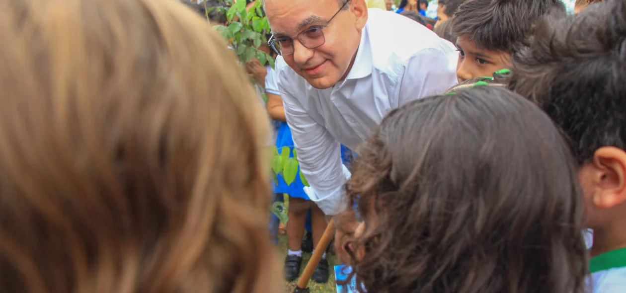 Firmino Filho planta árvore em Teresina