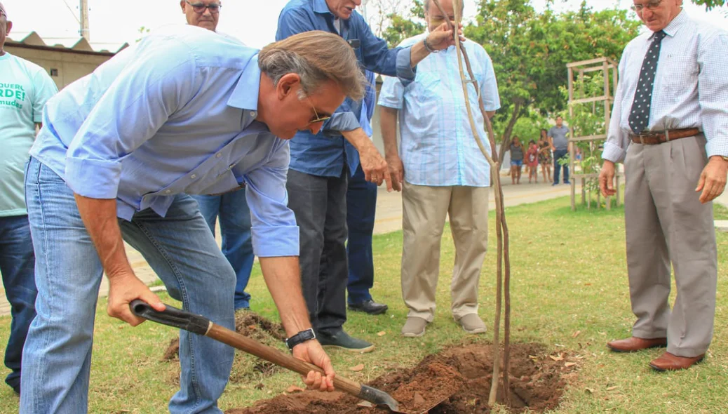 Luiz Lobão planta árvore em Teresina