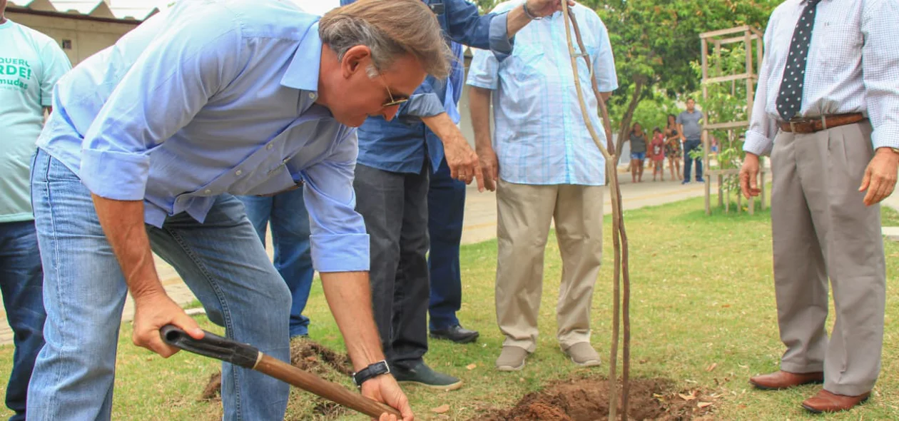 Luiz Lobão planta árvore em Teresina
