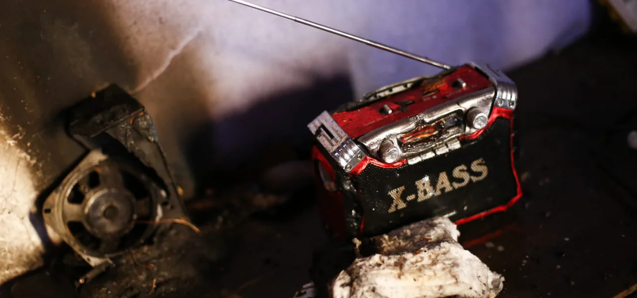 O Corpo de Bombeiros disse que o fogo afetou a estrutura