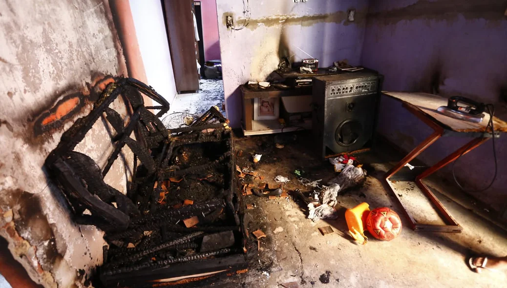 O fogo atingiu móveis da residência