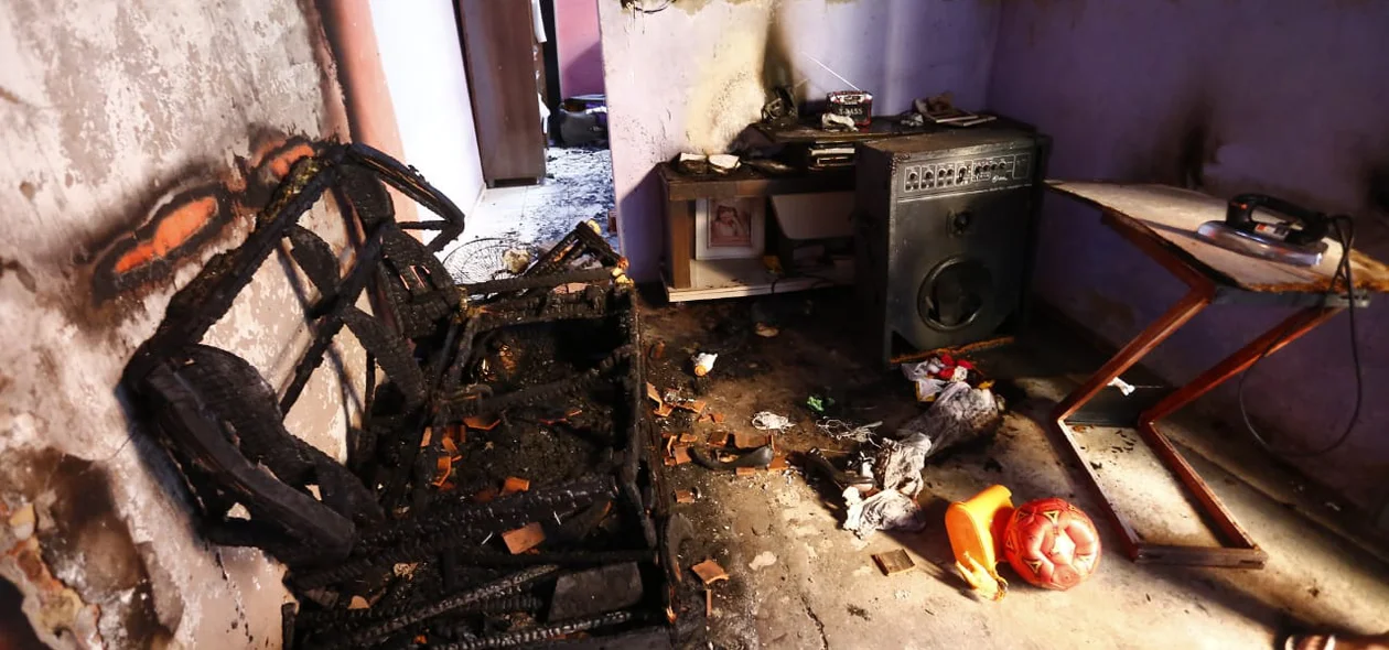 O fogo atingiu móveis da residência