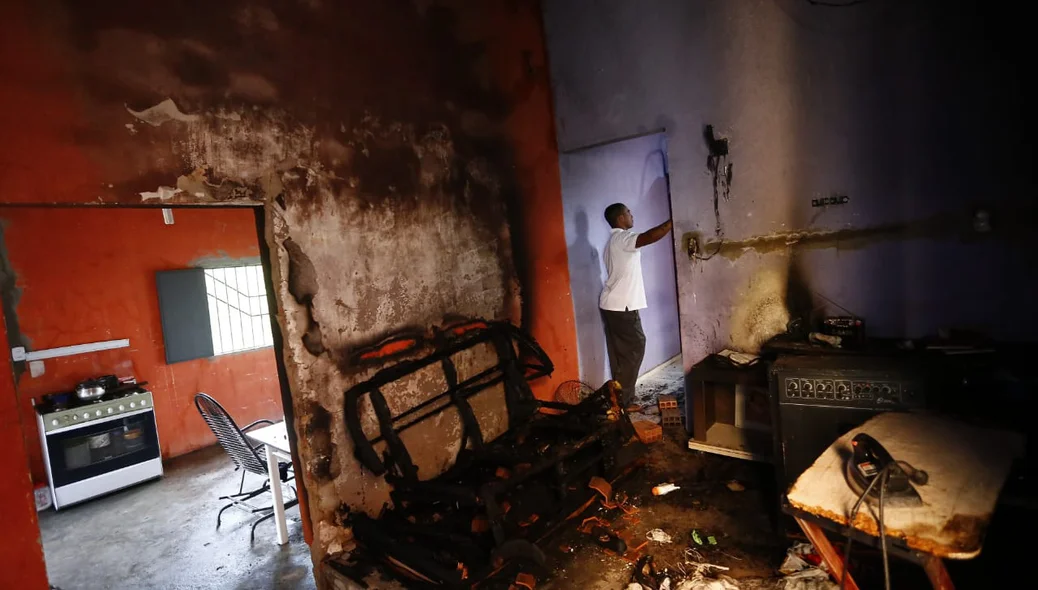 O fogo teve início por volta de 15h