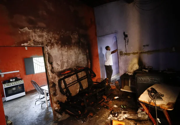 O fogo teve início por volta de 15h