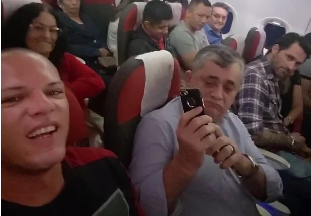 Deputado José Guimarães é hostilizado em voo