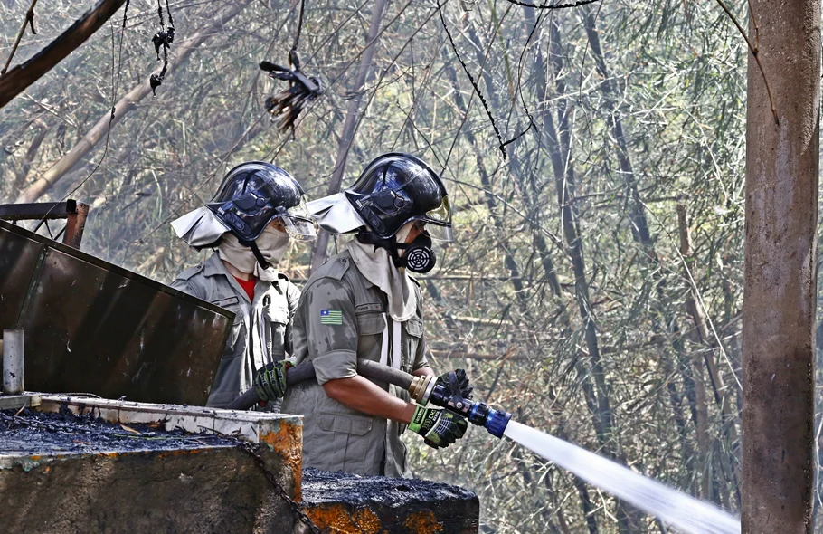 Duas viaturas do Corpo de Bombeiros foram no local
