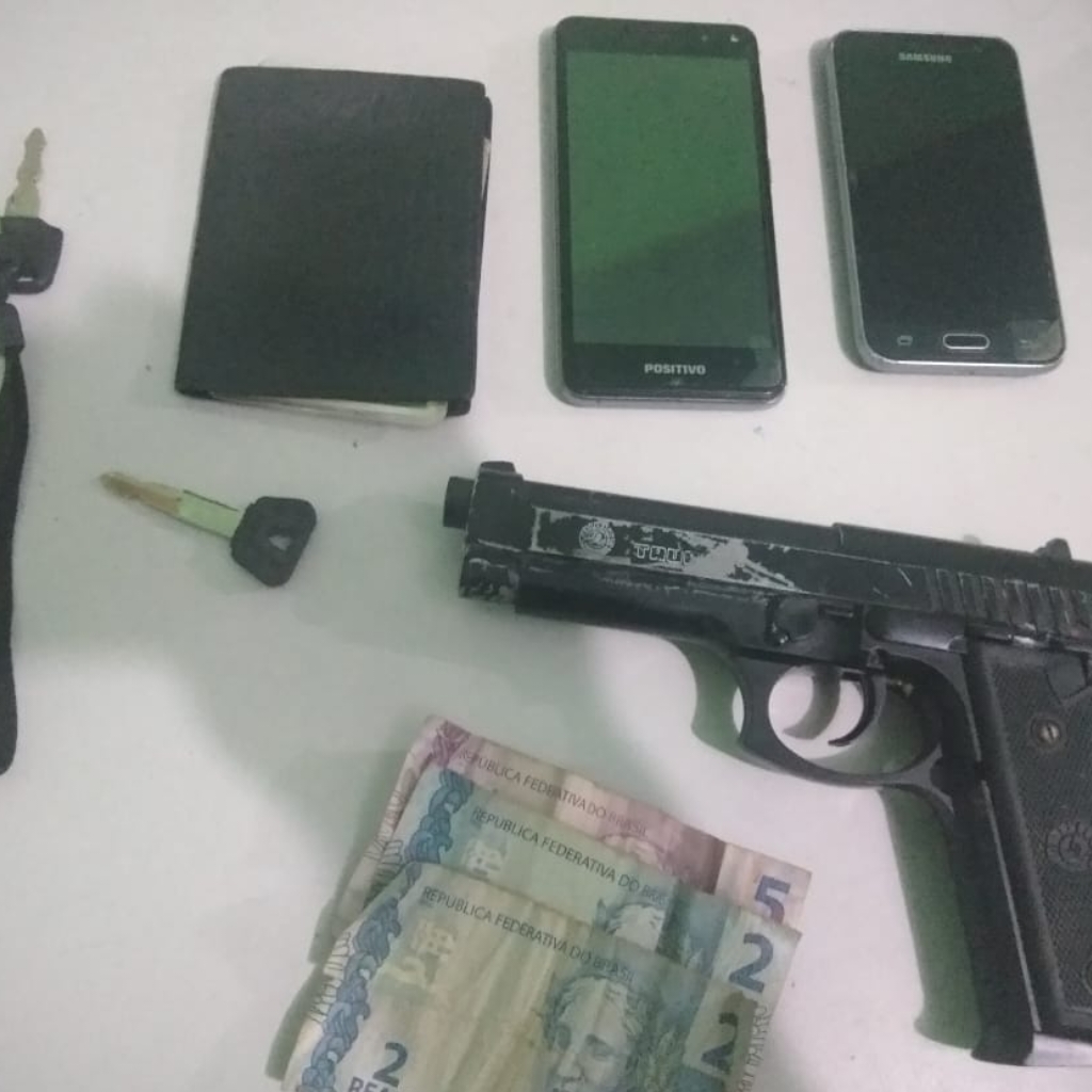 Objetos encontrados com os suspeitos