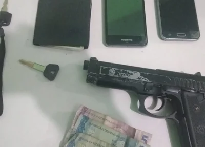 Objetos encontrados com os suspeitos
