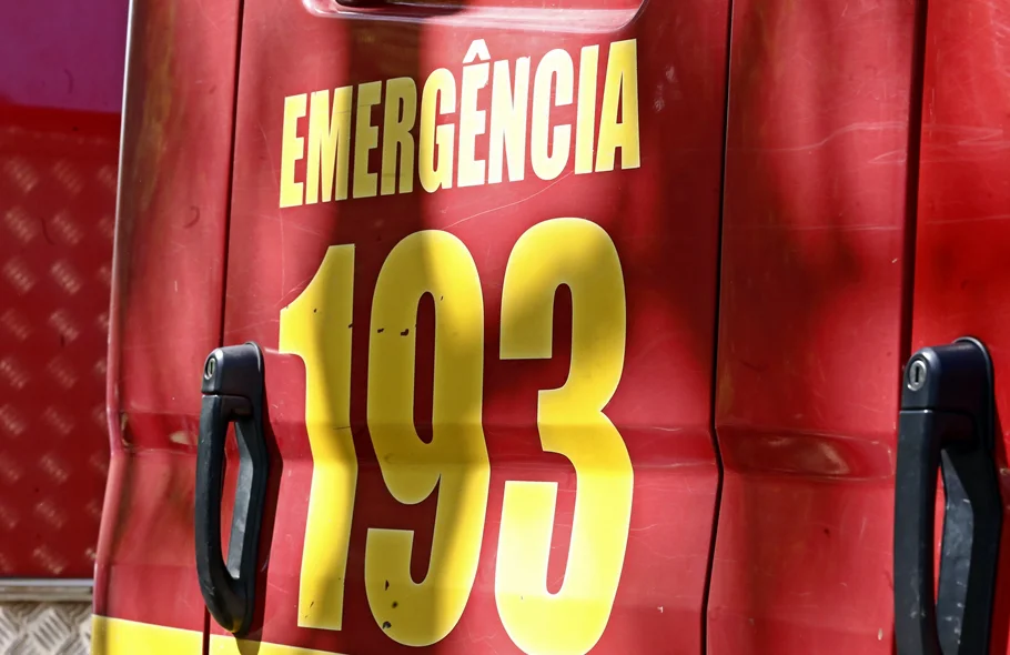 Os bombeiros estiveram no local e conseguiram controlar o fogo