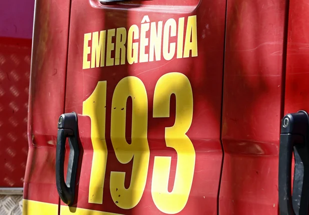 Os bombeiros estiveram no local e conseguiram controlar o fogo