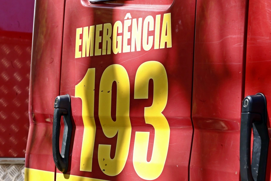 Os bombeiros estiveram no local e conseguiram controlar o fogo