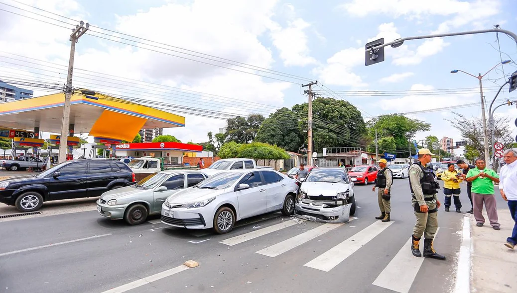 Acidente em frente ao supermercado extra