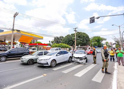 Acidente em frente ao supermercado extra