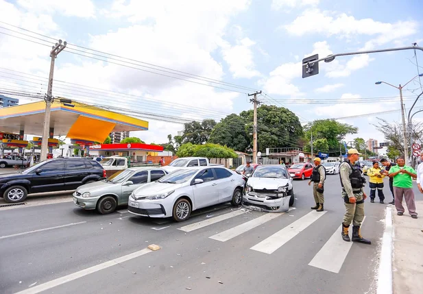 Acidente em frente ao supermercado extra