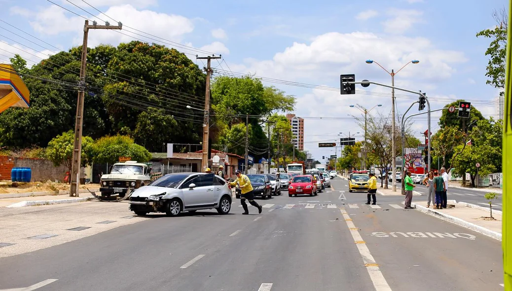 Agente ajudando a desobstruir a via 