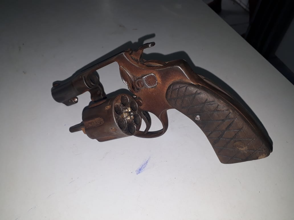 Arma de fogo encontrada com a dupla