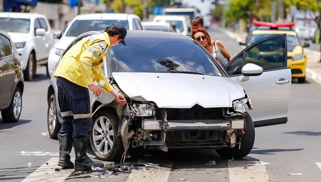 Carro danificado por causa do acidente