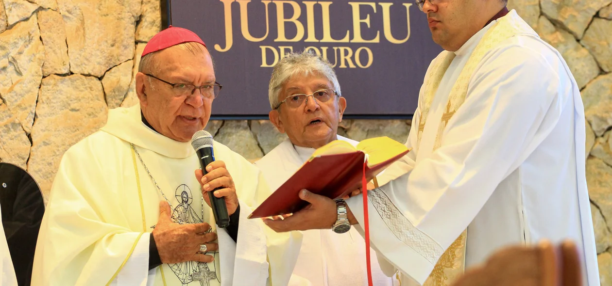 Dom Jacinto celebra missa ao lado do padre Tony Batista
