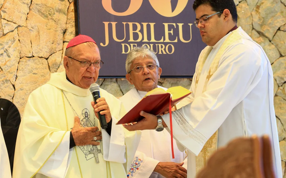 Dom Jacinto celebra missa ao lado do padre Tony Batista