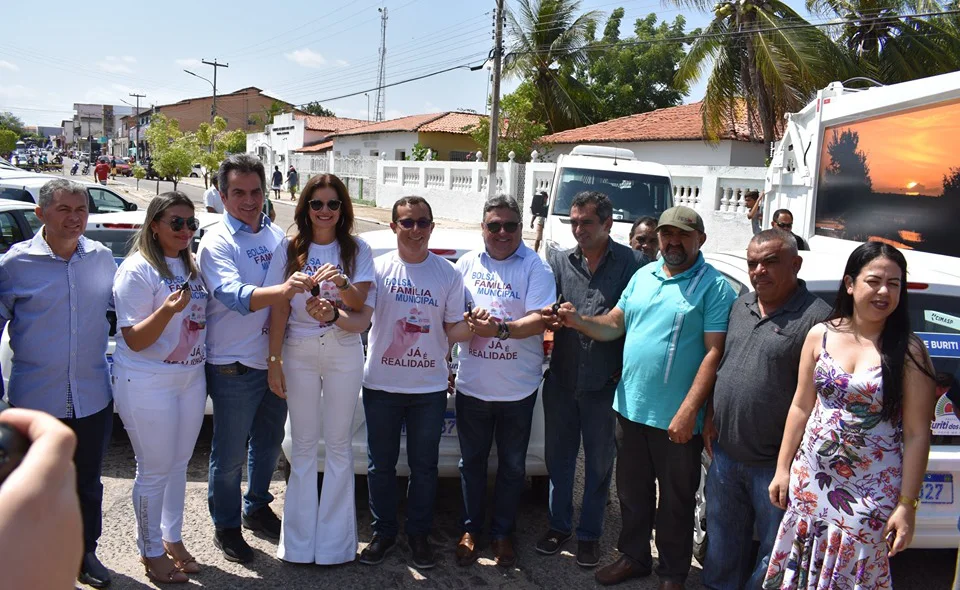 Entrega cartões do 'Bolsa Família Municipal'