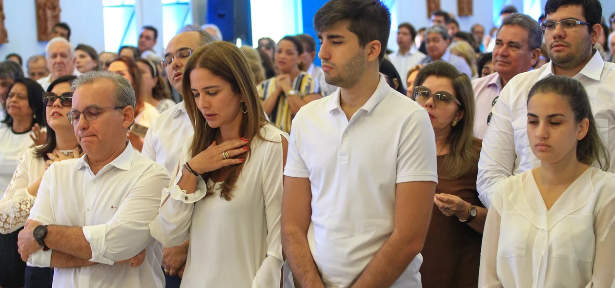 Firmino e família na missa de Sétimo Dia da mãe, Lindalma Soares